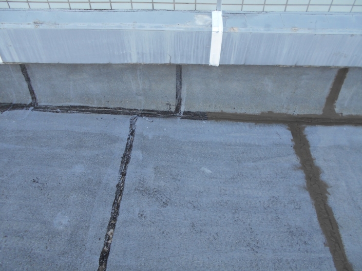 雨漏りによる屋上の防水工事（水性防水材・密着工法）｜神奈川県茅ケ崎市の某工場