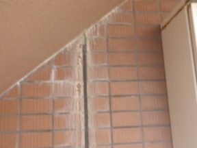 外壁モルタルの白華部（エフロ）の補修工事｜神奈川県茅ケ崎市の某ホテルの外装リフォーム