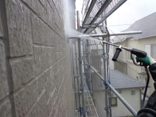 外壁の水洗い（高圧洗浄）｜神奈川県平塚市のお客様宅にて塗り替えリフォーム中