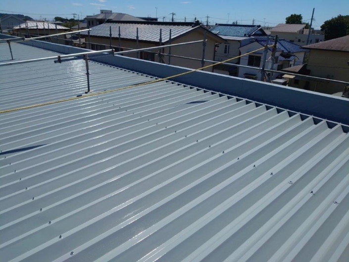 折板（折半）屋根の塗装工事｜神奈川県小田原市のSアパートにて塗り替え塗装