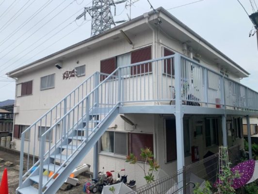屋外の共用階段の塗り替え塗装｜横浜市旭区の木造アパートにて鉄部塗装