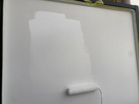 ベランダの仕切り板（蹴破り戸）の塗装｜横浜市港北区のAマンションにて塗り替え塗装中