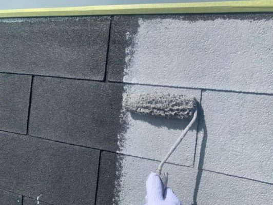屋根の下塗り塗装（微弾性フィラー塗布）｜小田原市のSアパートにて塗り替え塗装中