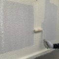 モルタル外壁の中塗り塗装（主材1回目の塗布）｜横浜市港北区のSマンションにて塗り替え塗装中