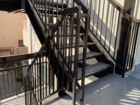 屋外の共用外階段（鉄製）の塗装工事｜横浜市港北区のSマンションにて補修工事