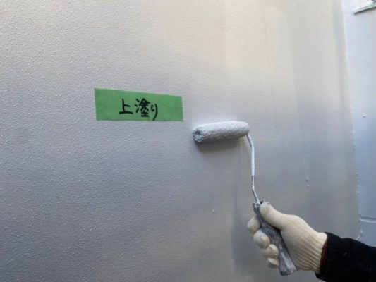 外壁の上塗り塗装（主材2回目の塗布）｜神奈川県横浜市のマンションにて塗り替え塗装中