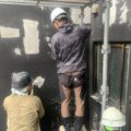 外壁のひび割れ コーキング補修工事｜神奈川県平塚市のマンションにて塗り替え塗装中