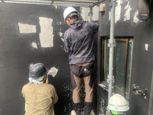 外壁のひび割れ コーキング補修工事｜神奈川県平塚市のマンションにて塗り替え塗装中