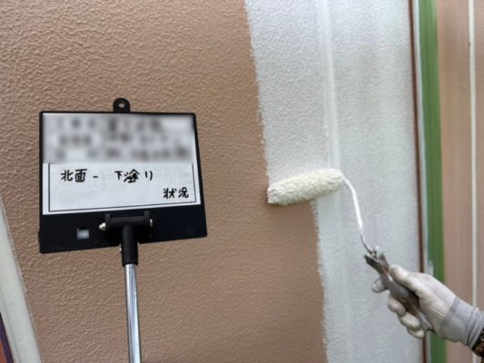 外壁の下塗り塗装｜神奈川県藤沢市の特別養護老人ホームにて塗り替え塗装中
