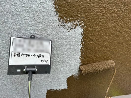 外壁の中塗り塗装（主剤1回目の塗布）｜神奈川県藤沢市の特別養護老人ホームにて塗り替え塗装中