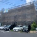 大規模修繕前の足場の組み立て｜横浜市港北区のAマンションにて塗り替え塗装中