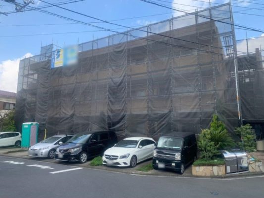 大規模修繕前の足場の組み立て｜横浜市港北区のAマンションにて塗り替え塗装中