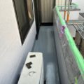 ベランダの防水塗装に伴うトップコート塗布｜神奈川県平塚市のグループホームにて塗り替え塗装中