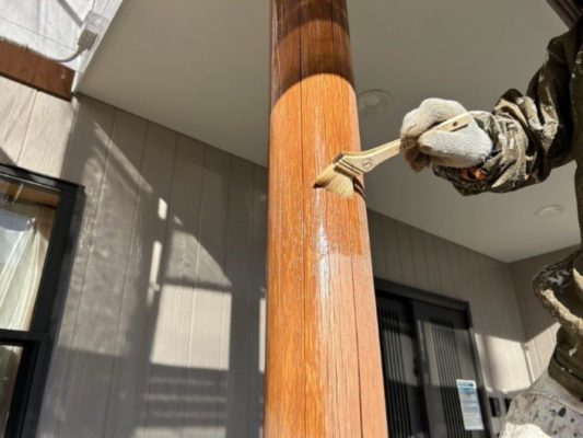 玄関柱のオイルステイン塗装｜神奈川県平塚市のグループホームにて塗り替え塗装中