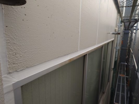 ひび割れした外壁目地のコーキング打ち替え｜神奈川県横浜市の某社屋にて防水工事中