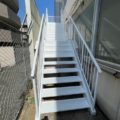 酷い錆が広がった共用階段の塗装工事｜神奈川県横浜市の某社屋にて塗り替え塗装中